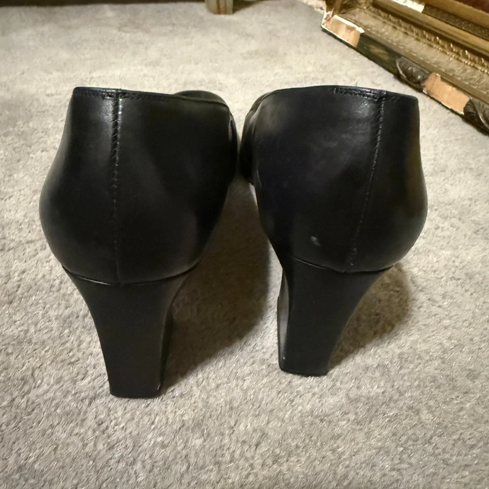 Salvatore Ferragamo Black Leather Gancini Block Heel Pumps Size 10